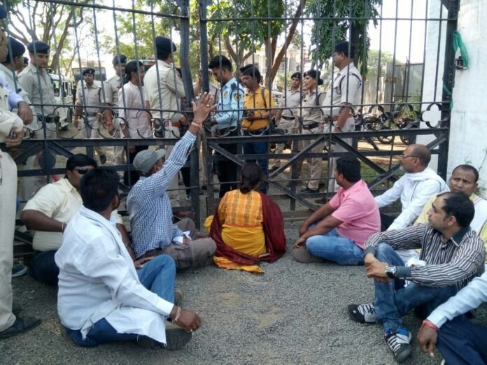 मध्य प्रदेश के अध्यापकों ने अपनी मांगों को लेकर भोपाल के शाहजहानी पार्क में किया धरना प्रदर्शन  | New India Times