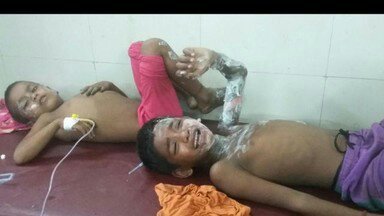 झूलते हाईटेंशन तार की चपेट में आया ताजिया, दर्जनों लोग झुलसे | New India Times