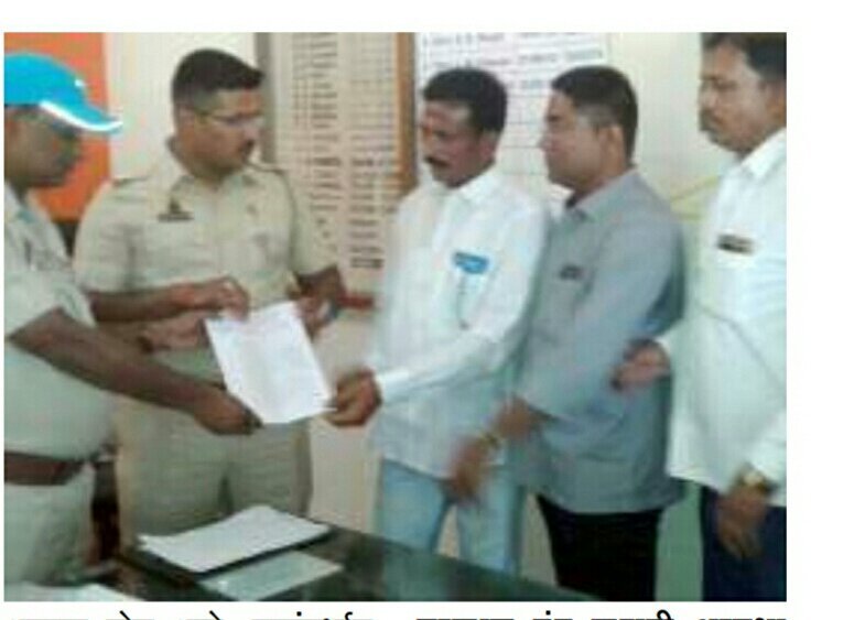 ओवरलोड वाहनों पर कारवाई की मांग, ट्रक चालक मालक संगठन ने परिवहन अधिकारी को सौंपा ज्ञापन 3 ओवरलोड वाहनों पर कारवाई की मांग, ट्रक चालक मालक संगठन ने परिवहन अधिकारी को सौंपा ज्ञापन | New India Times