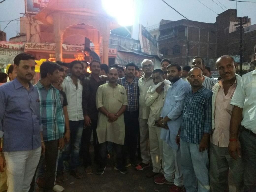 पुलिस आरक्षक शुक्ला परिवार के समर्थन में उतरे लोग, कैंडल मार्च निकालकर दी श्रधांजलि | New India Times