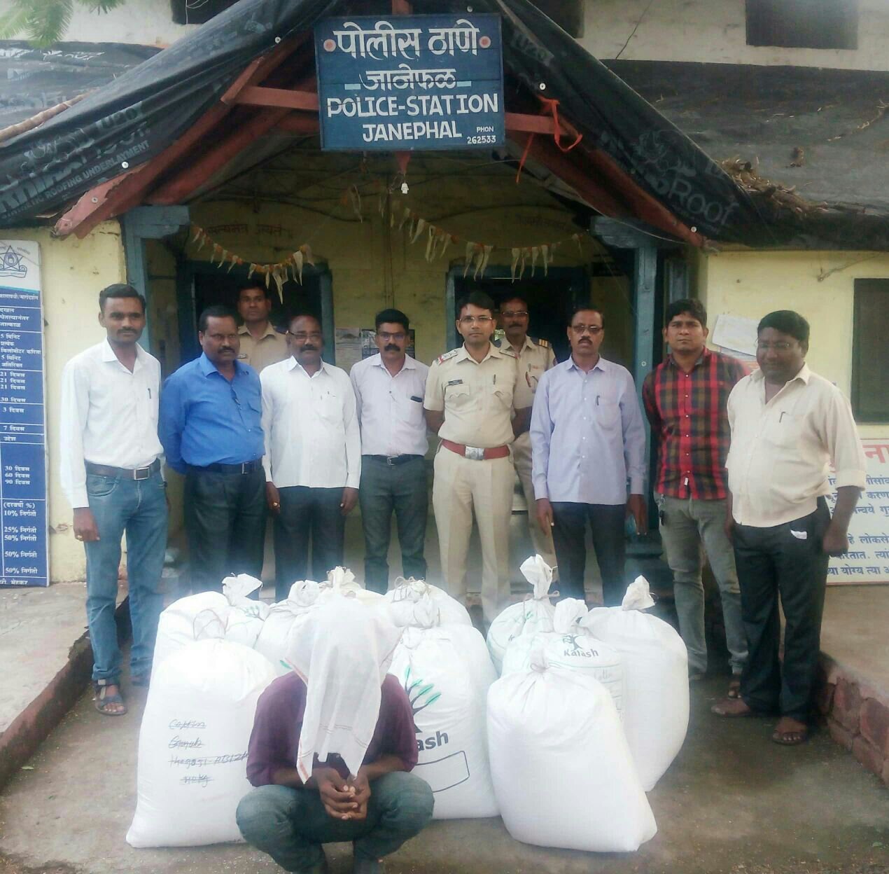 कालाबाज़ारी में जा रहा राशन का चावल पकड़ा, राशन दुकानदार सहित 3 पर जानेफल थाने में अपराध दर्ज | New India Times