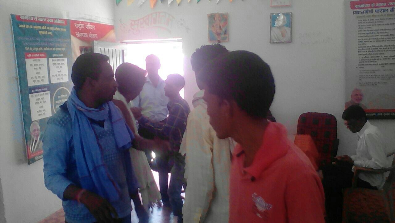 मज़दूरी न मिलने पर भड़के मनरेगा मजदूरों ने किया ग्राम पंचायत का घेराव | New India Times