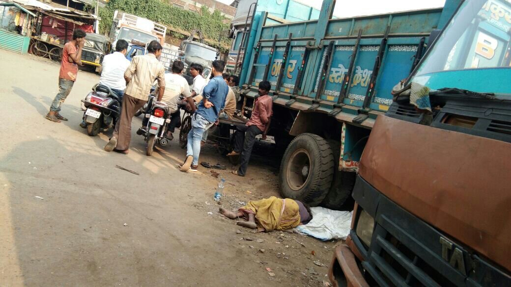 राजधानी भोपाल में दो दिनों से बेहोश सड़क पर पडी बुजुर्ग महिला को अस्पताल ले जाने से 108 एंबुलेंस ने किया इंकार; लावारिस मरीजों को रात में बाहर फेंकवाने का हमीदिया अस्पताल कर्मियों पर लगा सनसनीखेज आरोप | New India Times