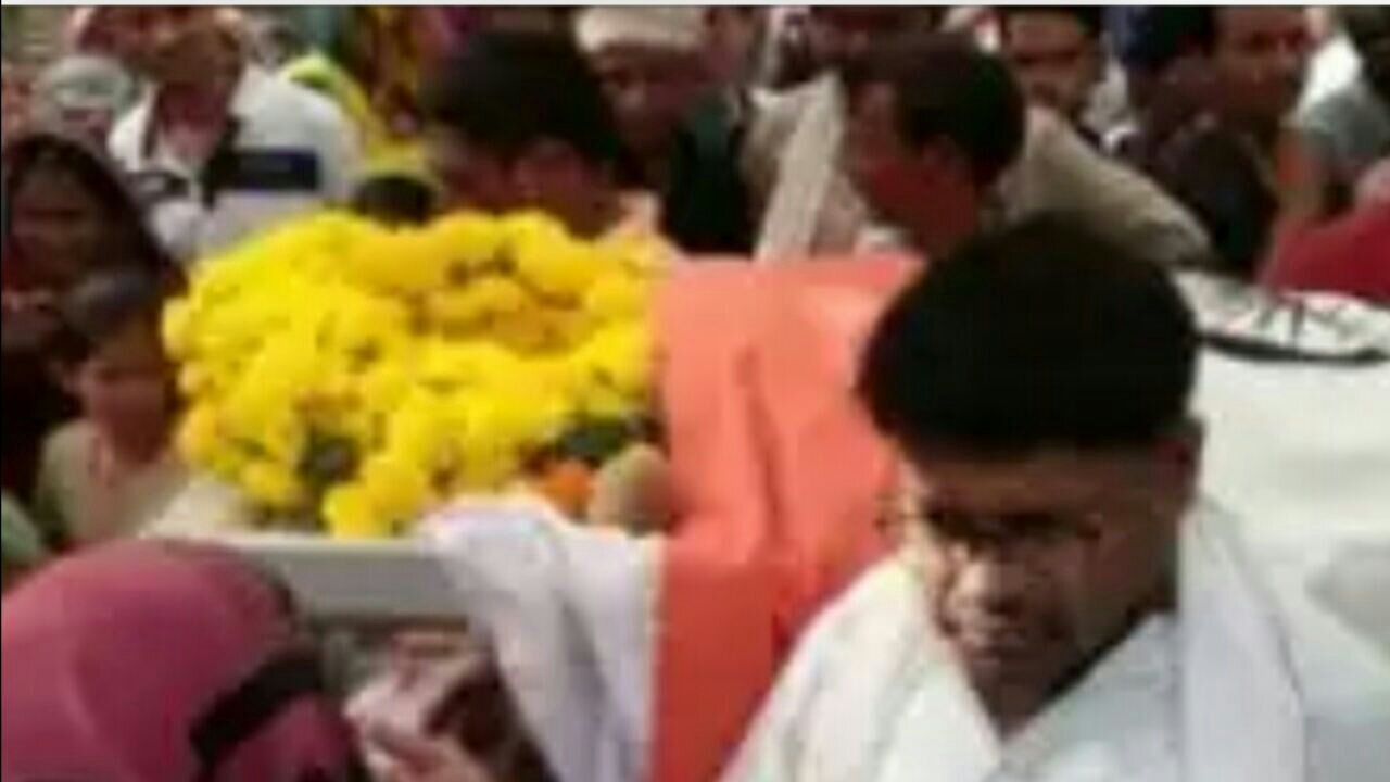 दीपावली की रात जुआरियों को पकड़ने गये पुलिस आरक्षक की गोली मारकर हत्या, शहीद आरक्षक का पूरे राजकीय सम्मान के साथ हुआ अंतिम संस्कार | New India Times