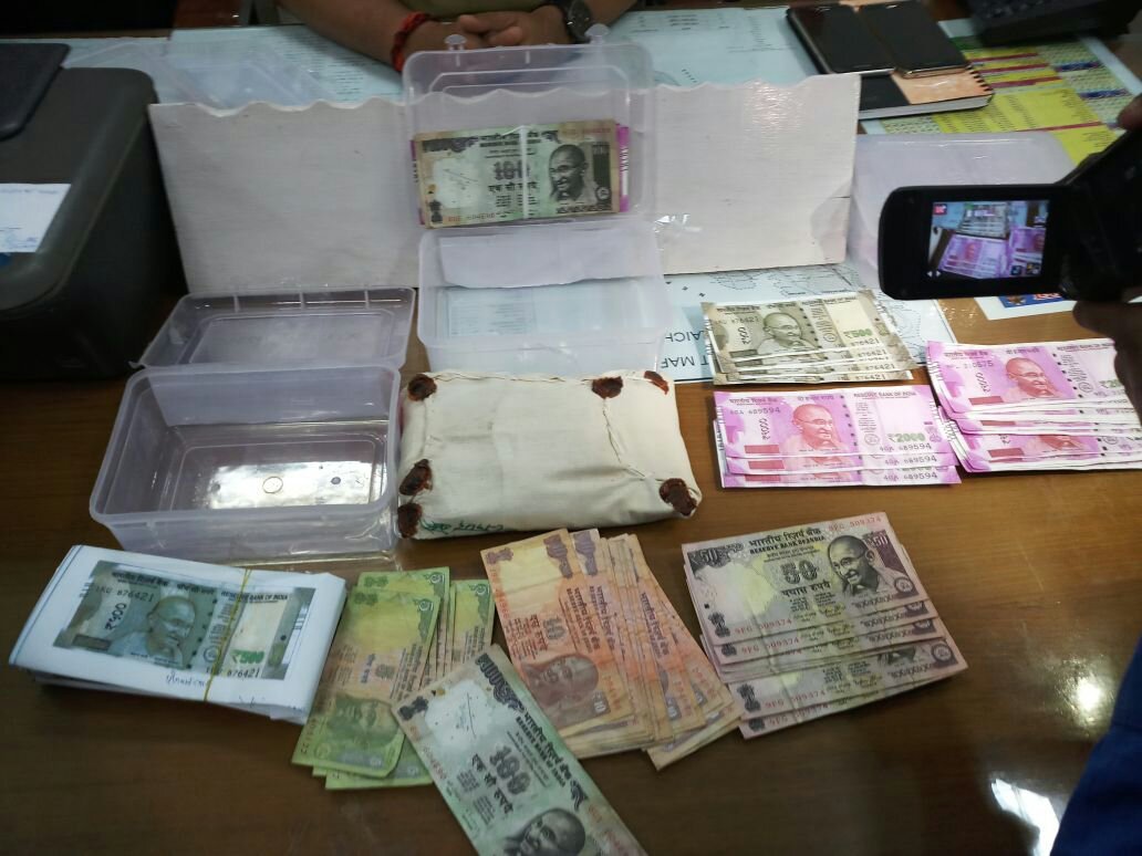 नकली नोट छापने की मशीन व लाखों की नकली करेंसी के साथ दो शातिर आरोपी गिरफ्तार | New India Times