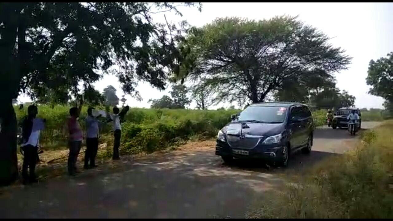 खुद के बुलढाणा जिले में कृषि मंत्री फुंडकर को किसानों ने दिखाए काले झंडे, समृद्धि महामार्ग का किसान कर रहे हैं विरोध | New India Times