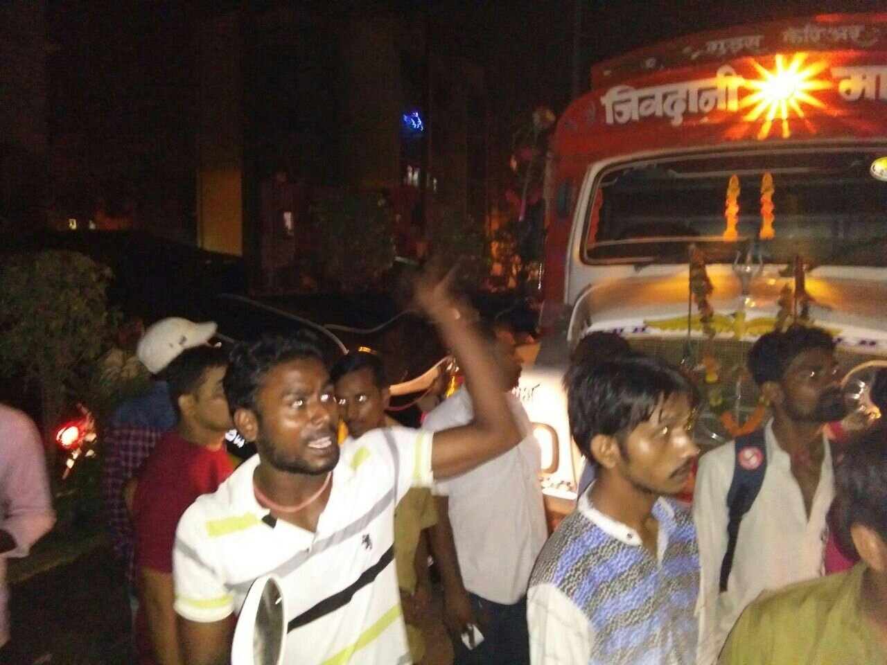 पानी के टैंकर ने आटोरिक्शा को मारी टक्कर, रिक्शा चालक घायल | New India Times