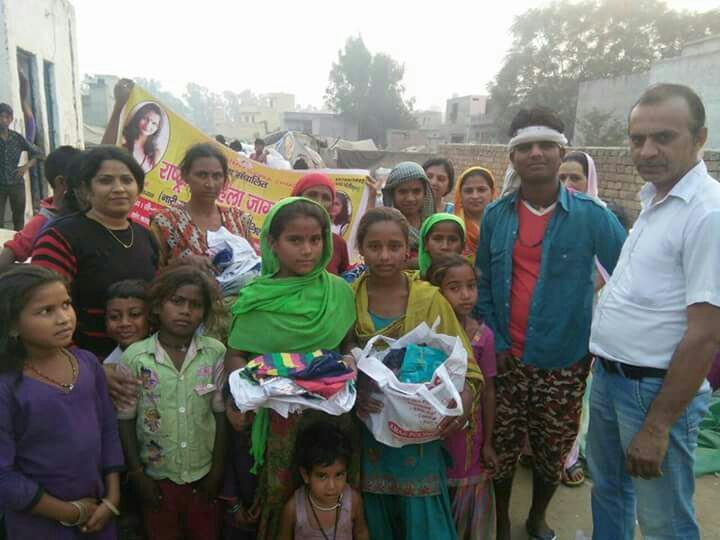 राष्ट्रीय महिला जागृति मंच की जिंद शाखा ने स्लम बस्ती में बांटे कपड़े  | New India Times