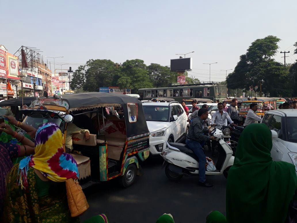 आंगनबाड़ी कार्यकर्ताओं पर लखनऊ में हुई लाठीचार्ज को लेकर आंगनबाड़ी की कार्यकर्ताओं ने झांसी के इलाइट चौराहे पर किया प्रदर्शन | New India Times