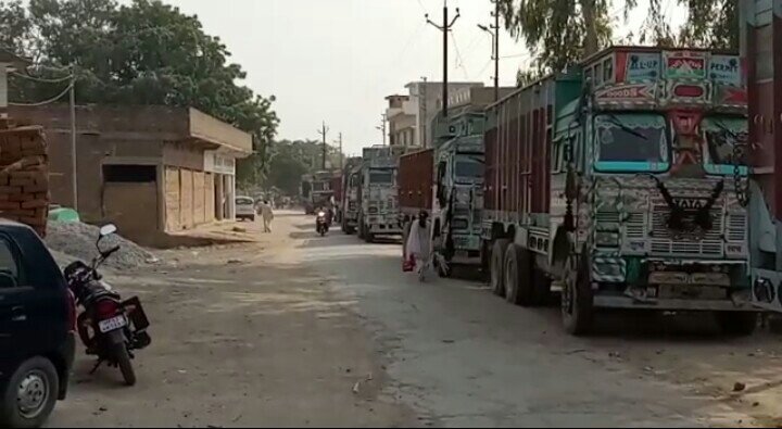 एरच में अवैध बालू से भरे 12 ट्रक पकड़े गए, दो आरोपी हिरासत में | New India Times