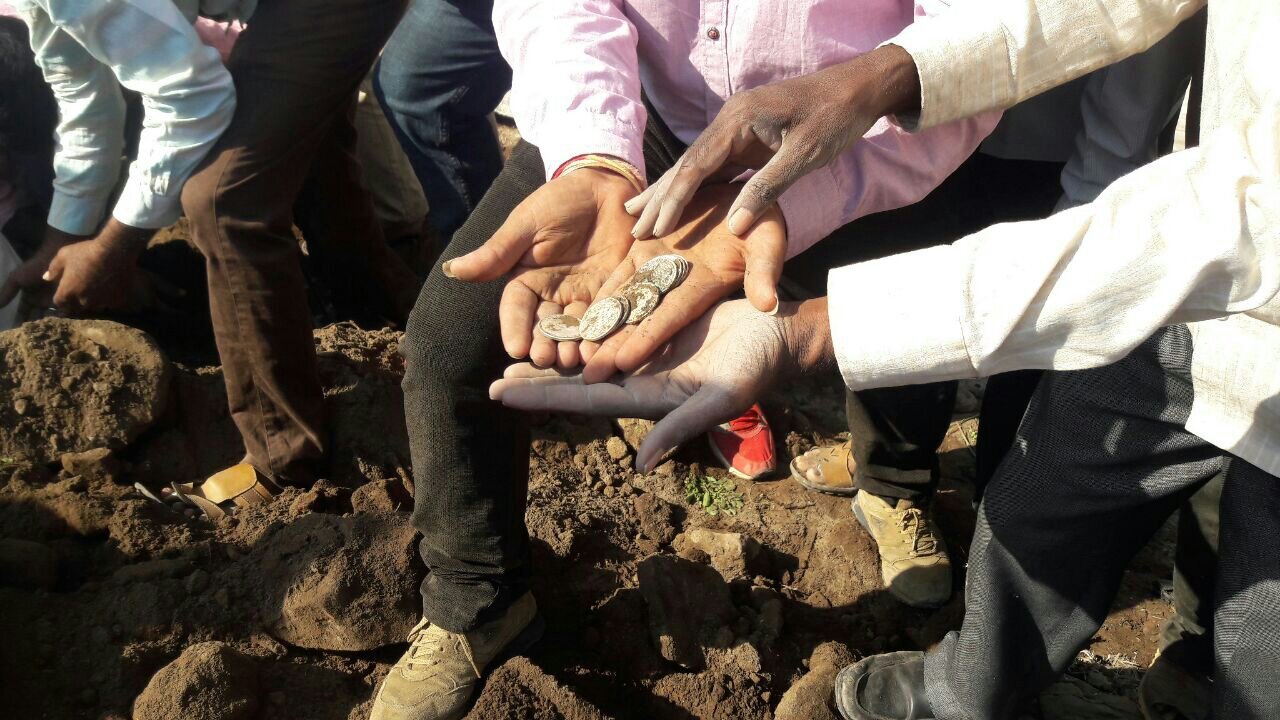महाराष्ट्र के सिंदखेड राजा में जमीन से निकले चांदी के सिक्के, लोगों की हो गई "चांदी", प्रशासन ने शुरू की खुदाई | New India Times
