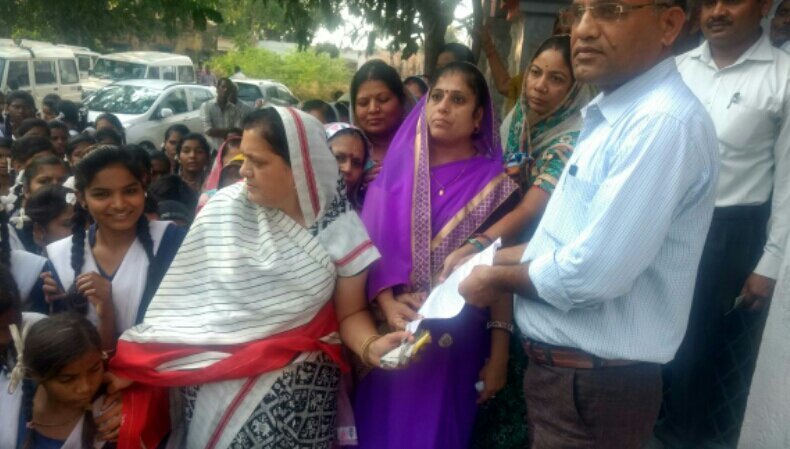 प्राचार्य की अनुमति के बिना सरकारी स्कूली छात्राएं कांग्रेसियों के साथ ज्ञापन देने पहुंचीं एसडीएम आफिस | New India Times