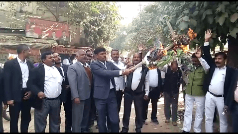 वकीलों पर हुई पुलिस लाठीचार्ज में वारंट के बाद भी दोषी पुलिस कर्मियों की गिरफ्तारी न होने से आक्रोशित वकीलों ने किया विरोध प्रदर्शन | New India Times