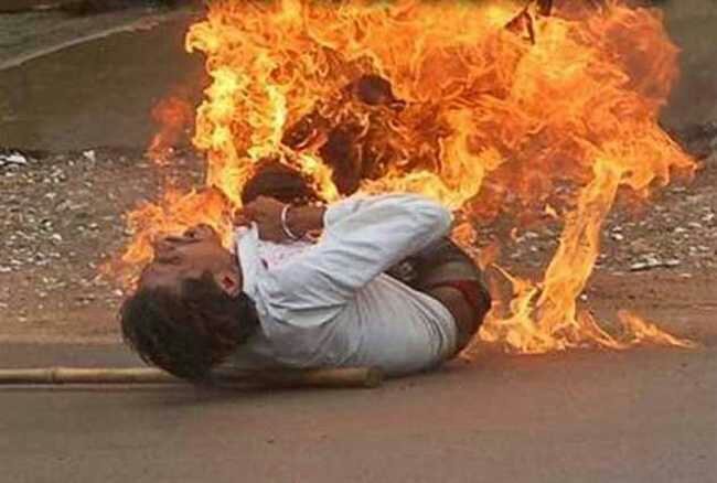 वसई DYSP कार्यालय के बाहर खुद को आग के हवाले कर युवक ने की ख़ुदकुशी, जलते हुए युवक ने डी.वाय.एस.पी को भी जलाने की कोशिश की | New India Times