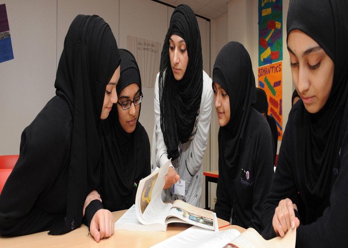 सीकर शहर की मुस्लिम लडकियों का यूनानी पेथी की तरफ बढ रहा है रुझान, शहर में यूनानी मेडिकल कॉलेज खोलने की हो रही है मांग  | New India Times