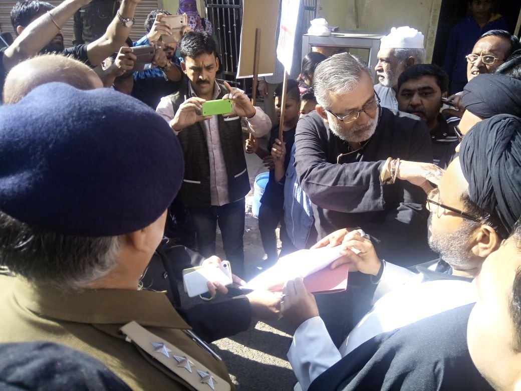 रोहित सरदाना व अन्य असमाजिक तत्वों के खिलाफ झांसी में रैली निकाल कर किया गया विरोध प्रदर्शन, नगर मजिस्ट्रेट को प्रधानमंत्री के नाम सौंपा गया ज्ञापन | New India Times