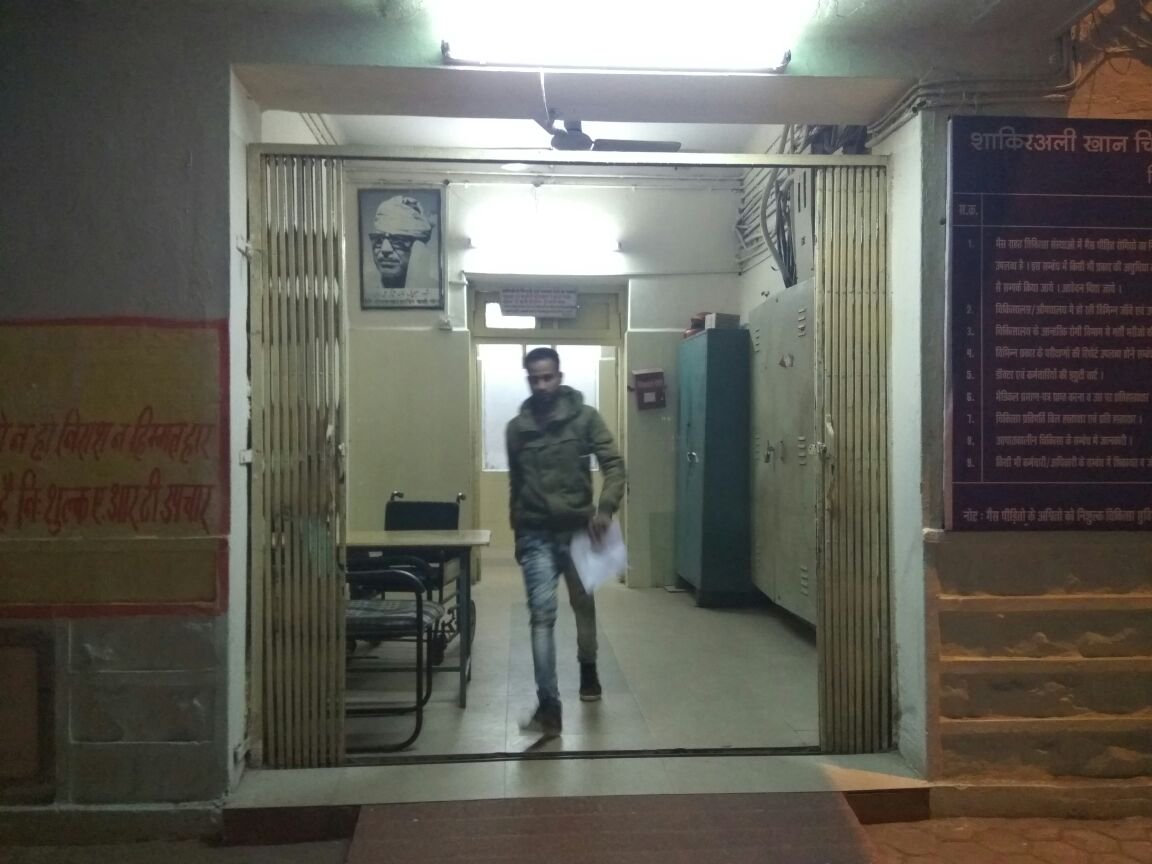 शकीर अली खान हॉस्पिटल में महिलाओं को ओपन एरिया में लगाया जाता है इंजेक्शन  | New India Times