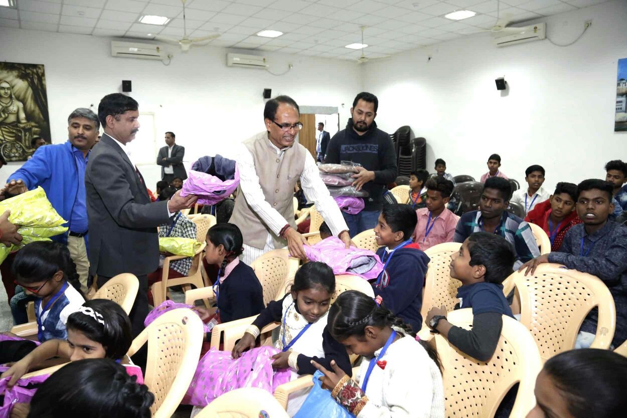 खूब खेलो, खूब पढ़ो और आसमां छू लो बच्चो : मुख्यमंत्री शिवराज सिंह चौहान; मुख्यमंत्री से मिले बेसहारा बच्चे  | New India Times