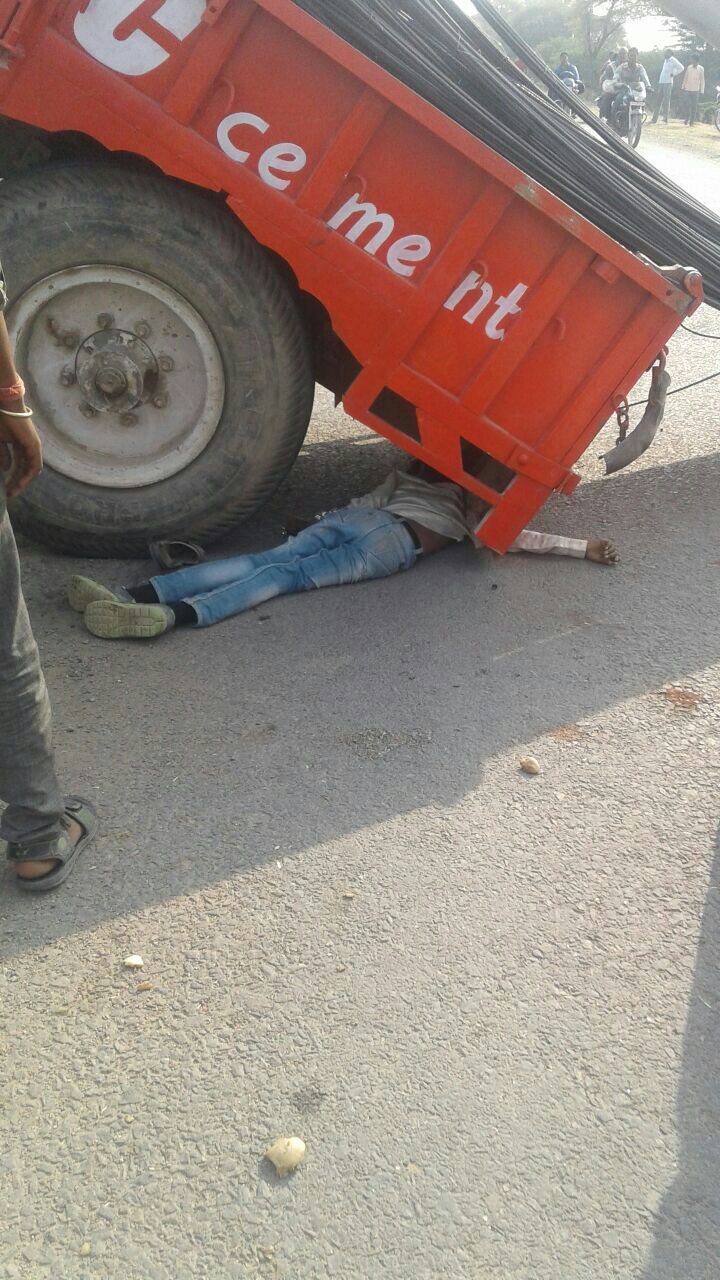 ट्रॉली पलटने से छात्र की मौत, अन्य घायल | New India Times