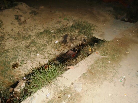 बजबजा रही नालियों पर कौन होगा मेहरबान, सफाई कर्मी नदारद ??? | New India Times