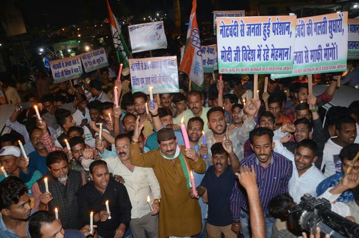 भोपाल में नोटबंदी के विरोध में कांग्रेस ने निकाला कैंडल मार्च, प्रधानमंत्री से की माफी मांगने की मांग | New India Times