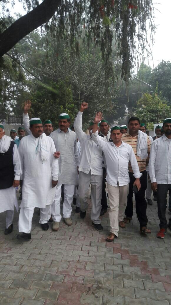 मुक़द्दमे वापस कराने को लेकर भारतीय किसान यूनियन ने खुरजा तहसील पर पंचायत कर अपनी मांगों का ज्ञापन उपजिलाधिकारी खुर्जा को सौंपा | New India Times