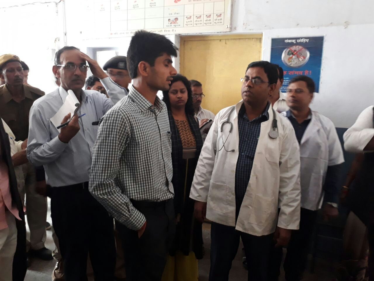 इलाहाबाद जिलाधिकारी ने कई विभागों का किया औचक निरीक्षण, लापरवाह अधिकारियों को लगाई फटकार | New India Times