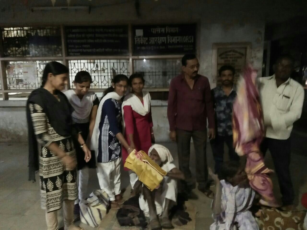 "बेसहारों को वन विभाग का सहारा", गरीब निराधार लोगों में बांटे कंबल | New India Times