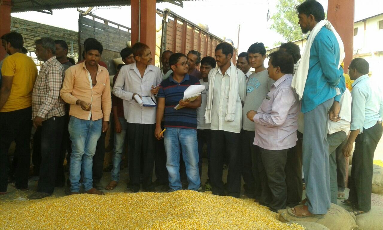 हमाली का भुगतान भी भुगत रहा अन्नदाता किसान, 1 क्विंटल पर ₹10 हमाली वसूल रहे हैं व्यापारी | New India Times