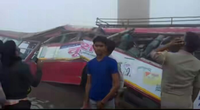 घने कोहरे के चलते नदी में गिरी रोडवेज बस, ड्राइवर की मौत, 6 से अधिक लोग घायल | New India Times