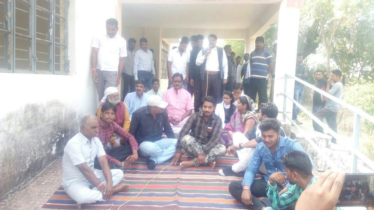 हेल्थ क्लब उद्घाटन कार्यक्रम रद्द किये जाने से नाराज जन प्रतिनिधि बैठे धरने पर | New India Times