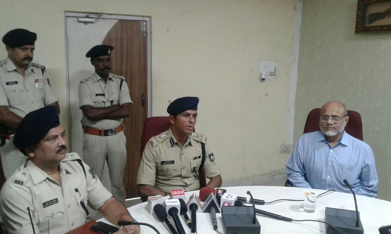 अधिमान्य पत्रकार महासंघ द्वारा हनुमानगंज थाना प्रभारी श्री सुदेश तिवारी को दिया गया सम्मान पत्र | New India Times