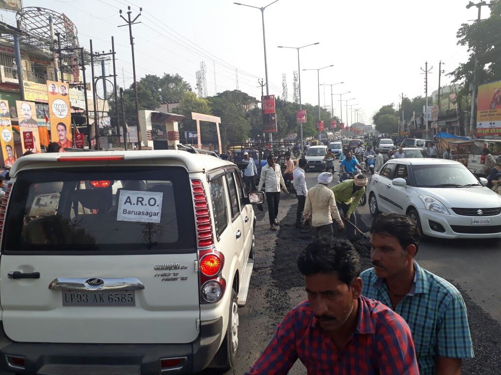 झांसी नगर निगम की लापरवाही से राहगीर परेशान | New India Times