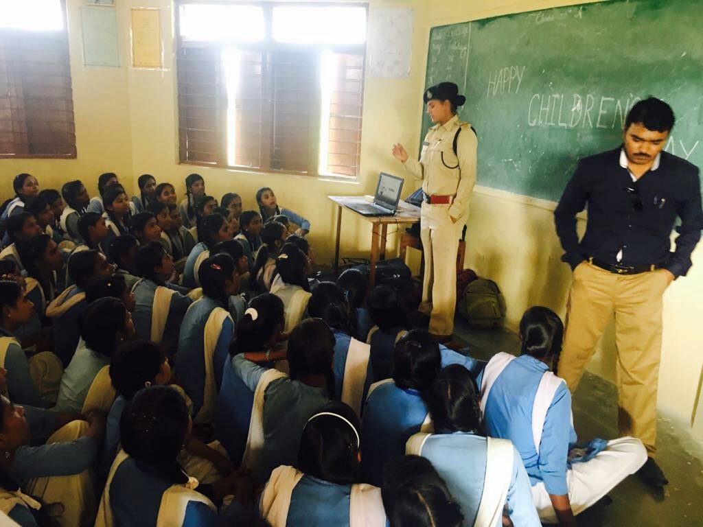 पुलिस का लगातार छात्र छात्राओं को लेकर जनसंवाद जारी | New India Times