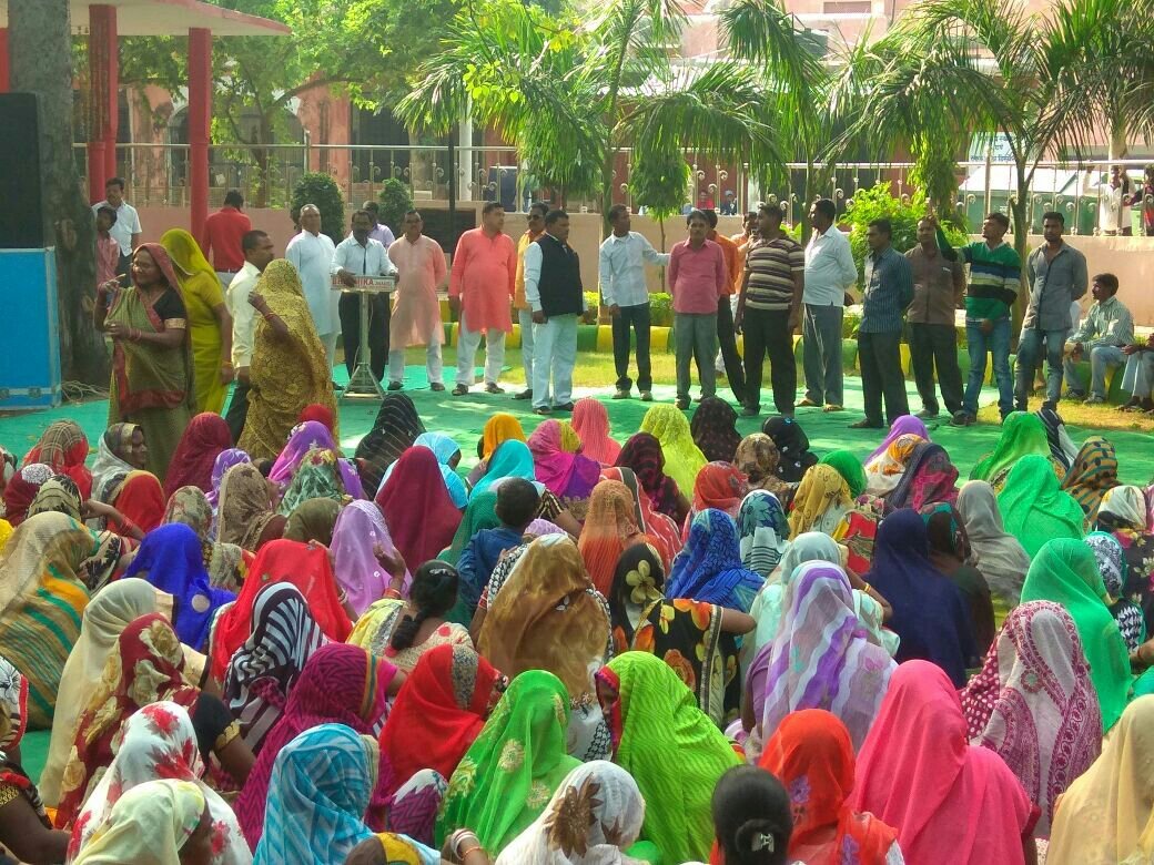 थम मशीन को लेकर झांसी नगर निगम के कर्मचारियों ने शासन व नगर निगम आयुक्त को दिया ज्ञापन | New India Times