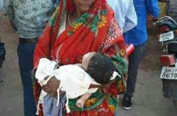 जिला असपताल के नर्स के हाथ से फिसल कर गिरने से नवजात शिशु की मौत, परिजनों ने किया हंगामा, अस्पताल प्रबंधन ने शुरू की  मामले की जांच | New India Times