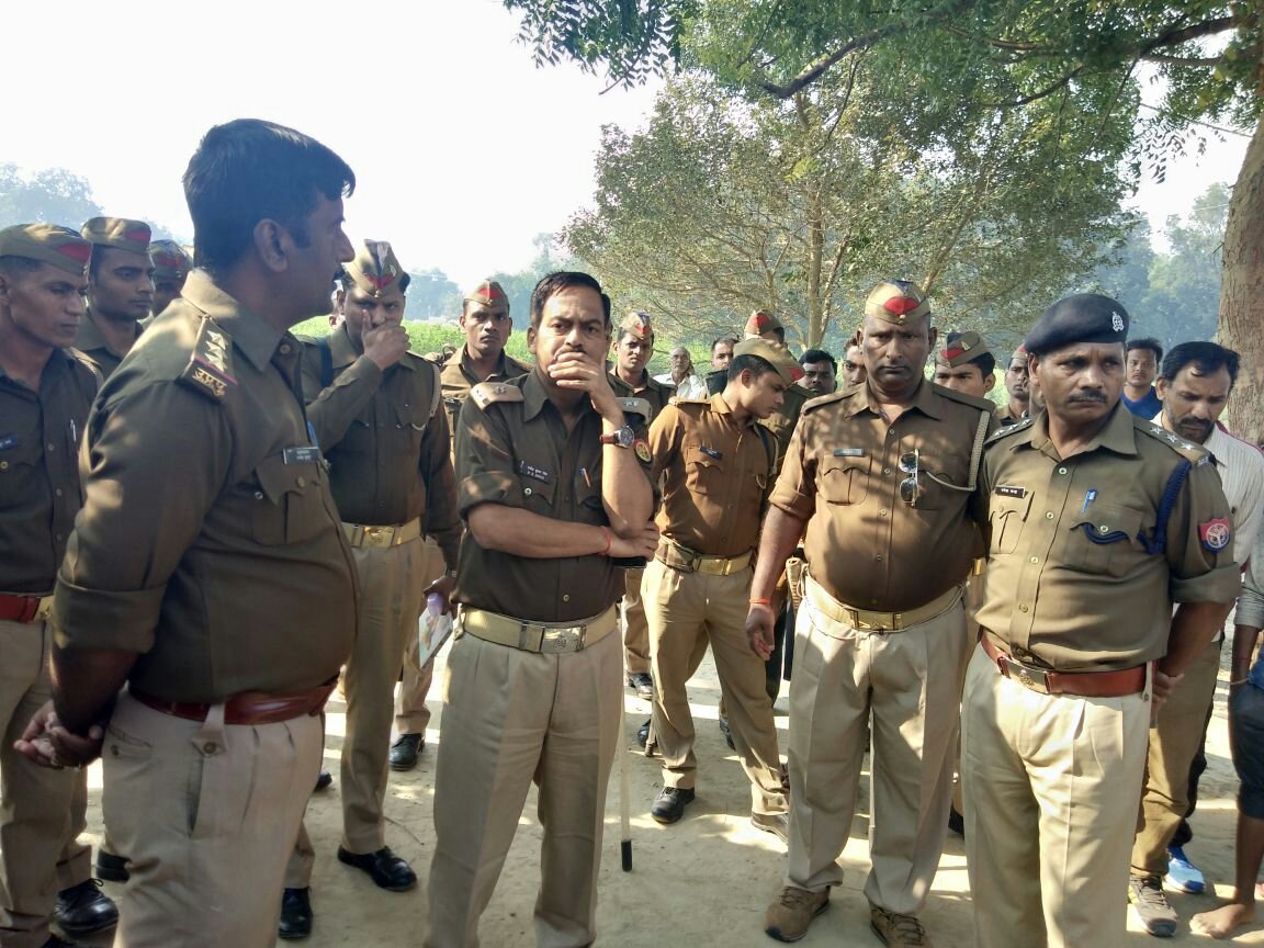 प्रतापगढ़ जिला में हथियार बंद बदमाशों ने किराना दुकान व घर पर बोला धावा, तोडफोड व लूट से सहमे व्यापारी, पुलिस प्रशासन पर लापरवाही बरतने का आरोप  | New India Times