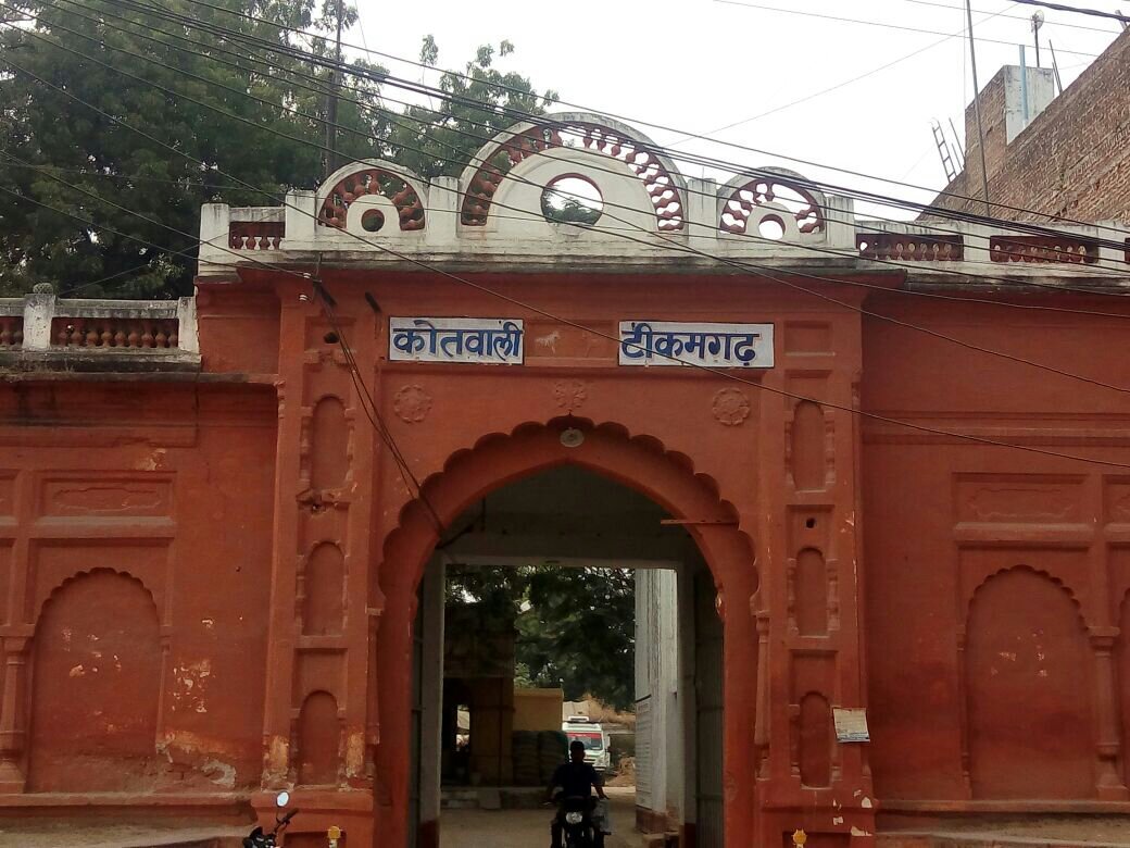 टीकमगढ़ गैंगरेप मामला: दो माह से न्याय के लिए भटक रही गैंगरेप पीड़िता ने पूरे परिवार समेत दी आत्मदाह की चेतावनी  | New India Times