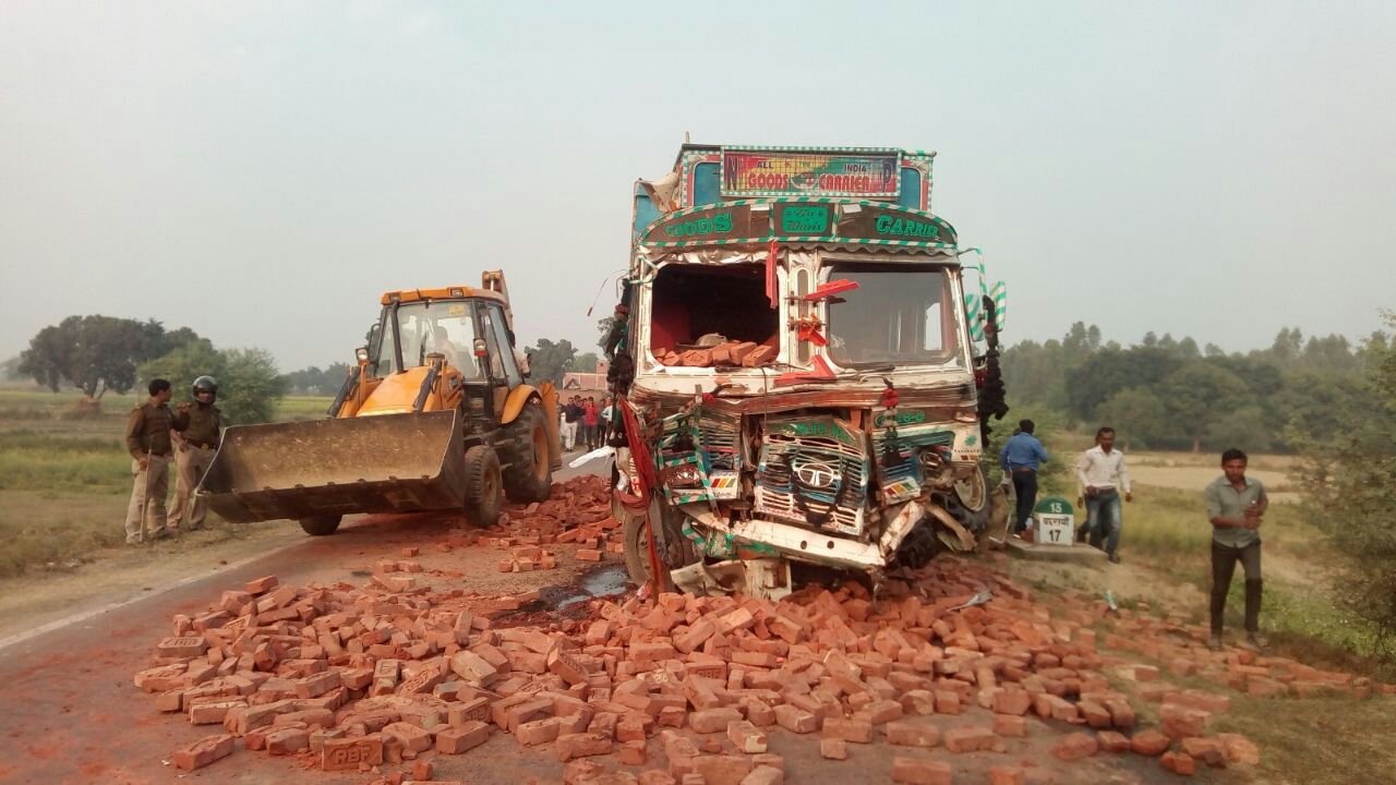 ट्रैक्टर और ट्रक की जोरदार टक्कर, दो की मौत दो गम्भीर रुप से घायल | New India Times