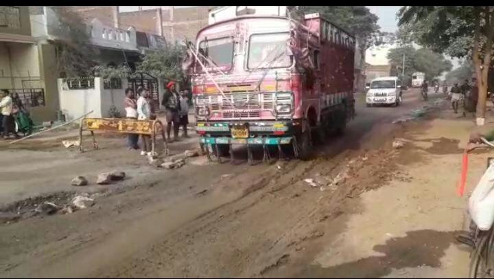 अलीराजपुर-खंडवा-बडौदा राज्य मार्ग की हालत खस्ता, टोल वसूली जारी फिर भी नहीं सुधर रहा है राज्य मार्ग | New India Times