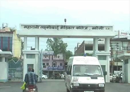 महारानी लक्ष्मीबाई मेडिकल कॉलेज झांसी में सुरक्षा की मांग को लेकर एमबीबीएस छात्र-छात्राओं ने किया प्रदर्शन  | New India Times