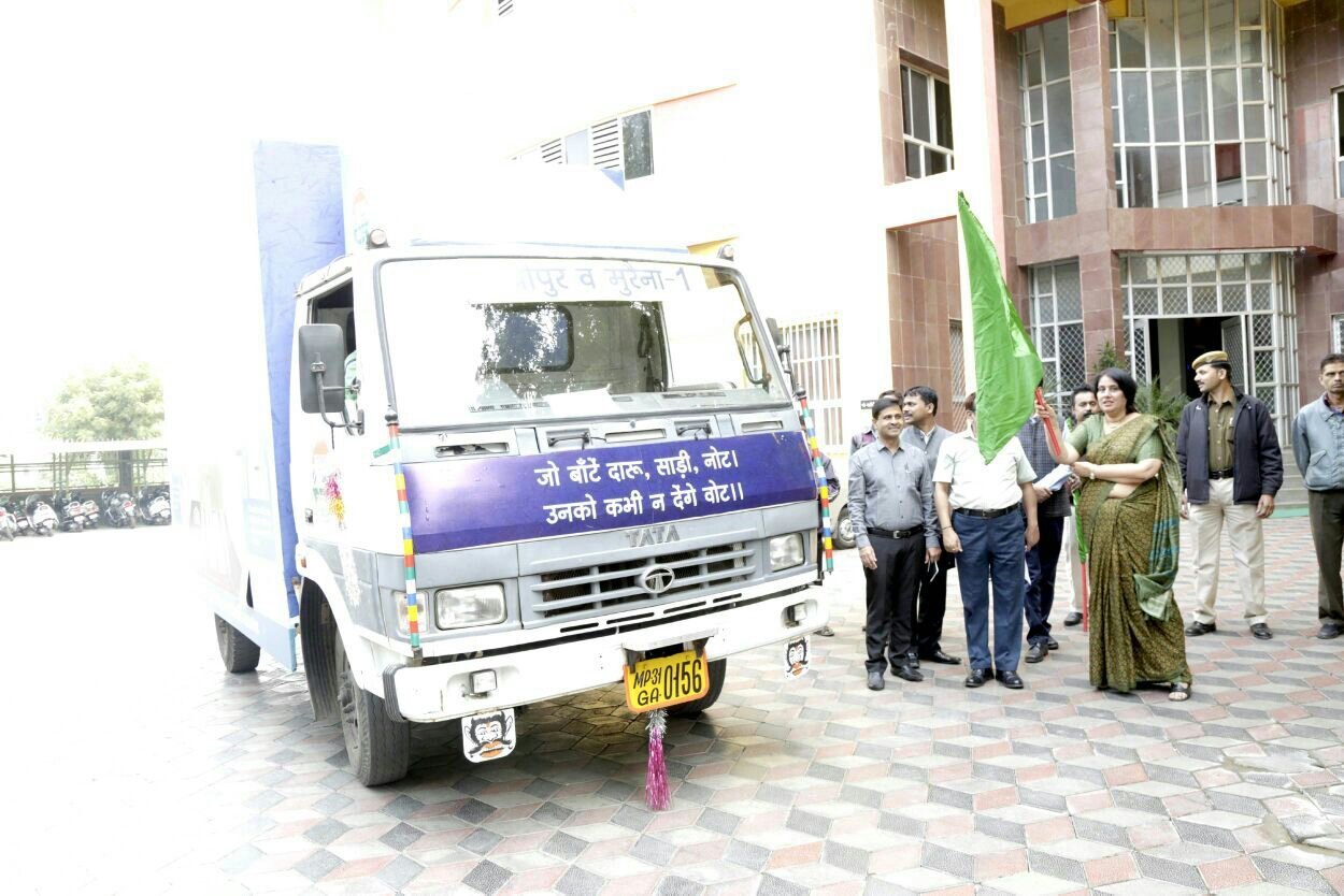 विधानसभा क्षेत्रों में वीवीपेट-ईवीएम की जानकारी देगी जागरूकता वेन, सीईओ श्रीमती सलीना सिंह ने जागरूकता वेन को किया रवाना | New India Times