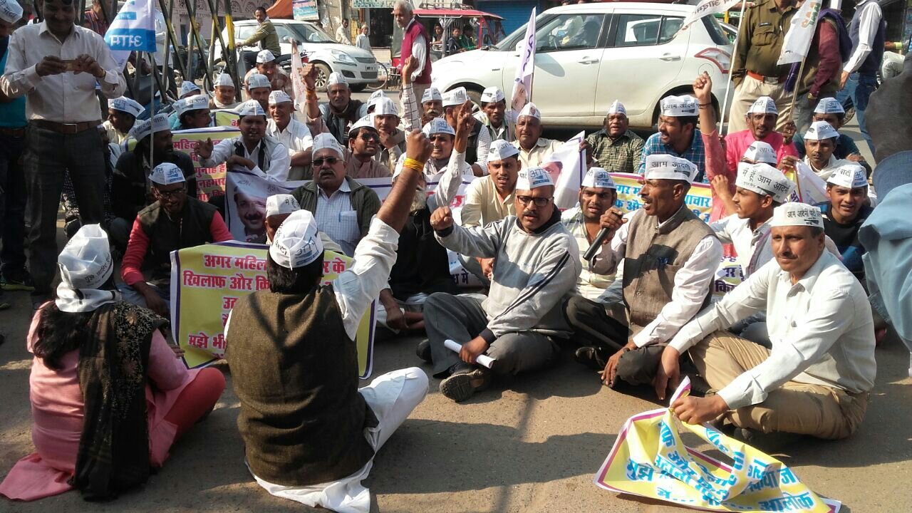 आलोक अग्रवाल की गिरफ्तारी के खिलाफ आप ने दी पूरे प्रदेश में गिरफ्तारी; महिला अत्याचार के खिलाफ और किसान के हक़ में आवाज़ उठाना गुनाह है तो हम सब को भी गिरफ्तार करे सरकार : युवराज सिंह  | New India Times