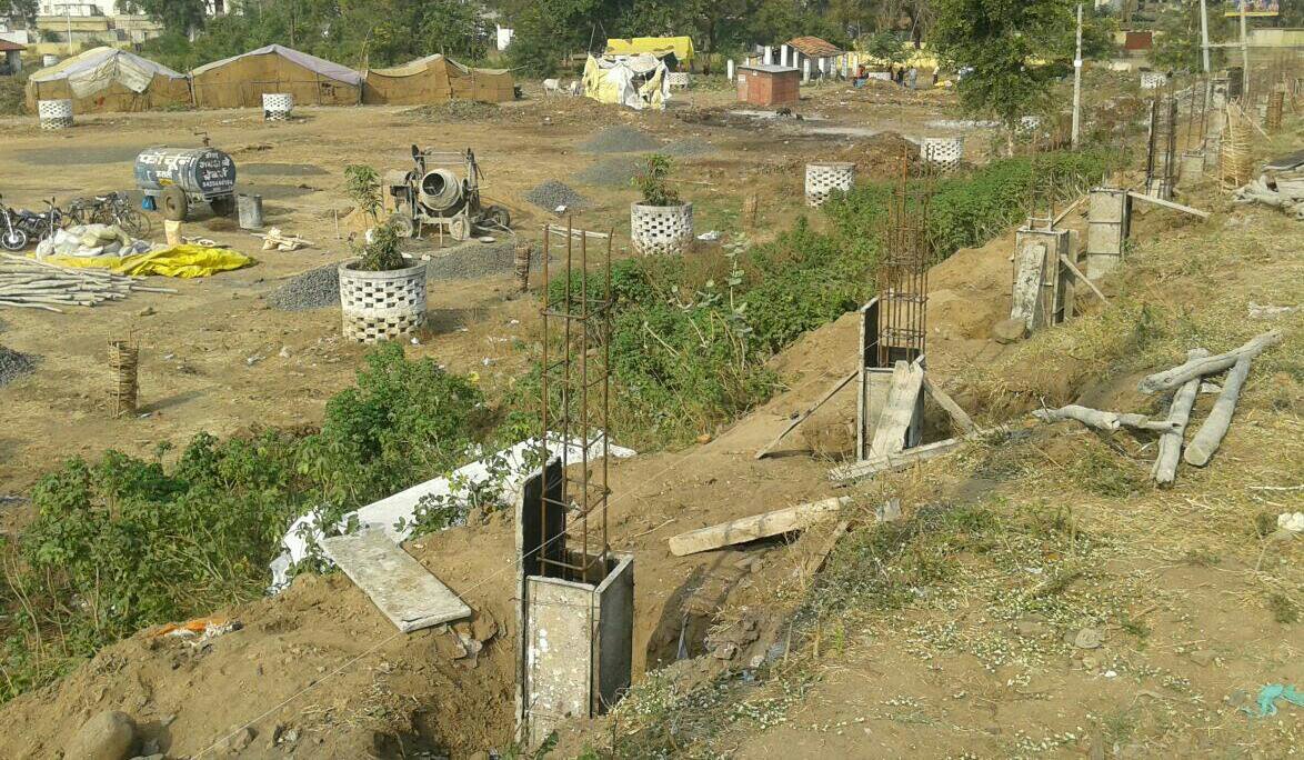 NIT की खबर का असर:रातों-रात गिरा मटेरियल चली जेसीबी, बाउंड्रीवाल का युद्ध स्तर पर शुरू हुआ काम | New India Times