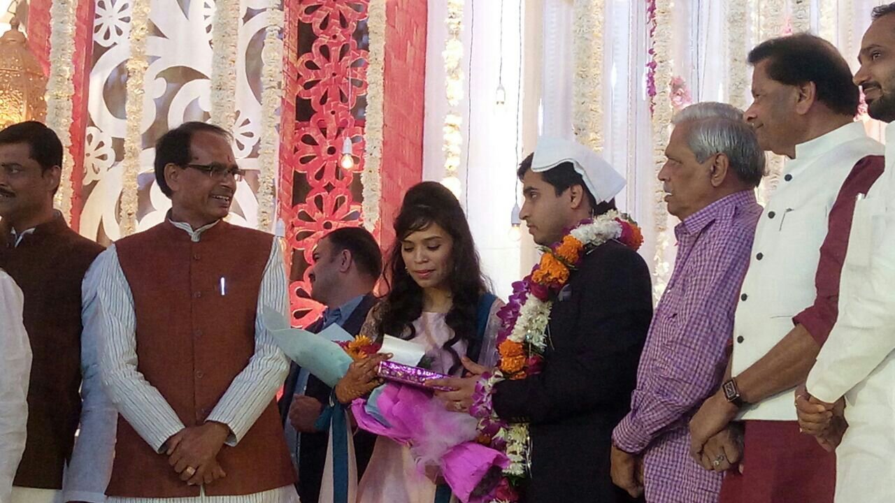 मुख्यमंत्री शिवराज सिंह चौहान ग्वालियर के एक शादी समारोह में हुए शामिल, वर-वधू को दी आशिर्वाद | New India Times