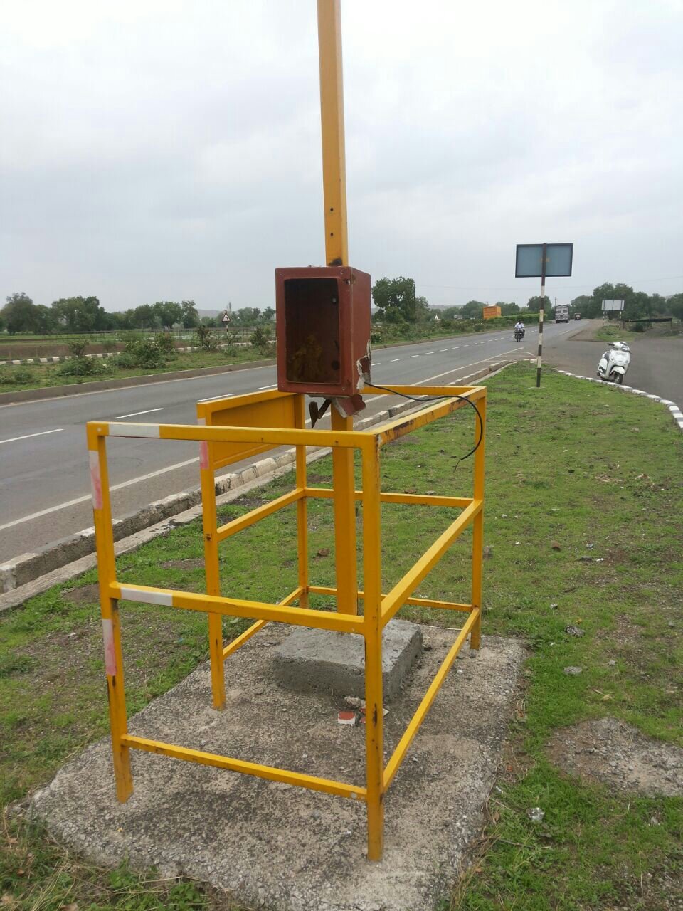 टोल प्लाजा कर्मियों ने की दबंगई,  ट्रक पर हमला कर फोड़ा कांच | New India Times