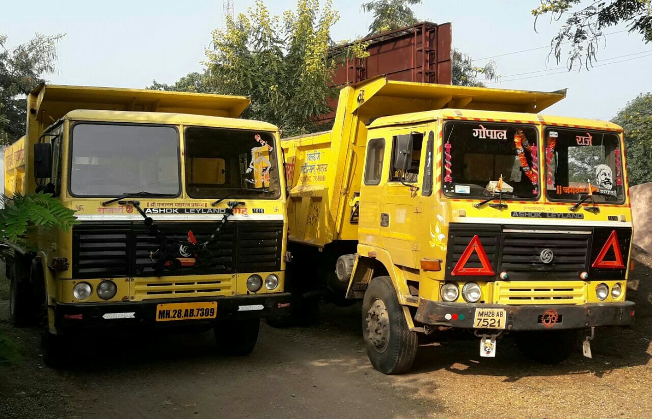 बुलढाणा में अवैध रेत की ढुलाई करते 2 डंपर को पकडा, तहसिलदार सुरेश बगले ने की कार्रवाई | New India Times