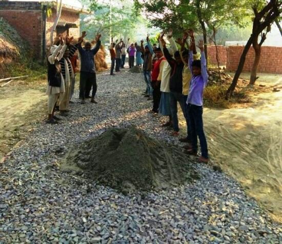 सडक निर्माण में घटिया सामाग्री का हो रहा है उपयोग | New India Times