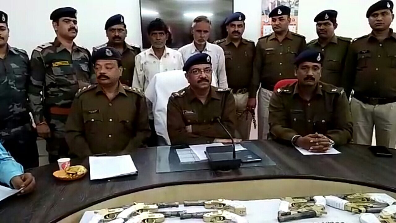 हथियारों के जखीरे के साथ दो हथियार तस्कर गिरफ्तार | New India Times