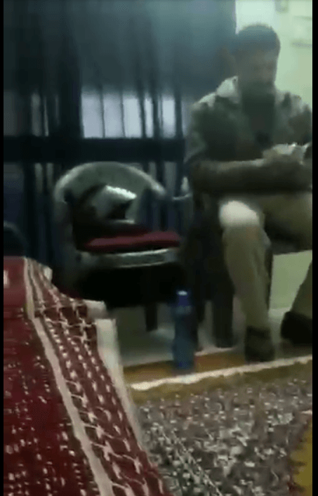 जबरन छीने हुए रूपये वापस लौटाते और मांफी मांगने का वीडियो वायरल होने पर डीआईजी ने पुलिस एएसआई को किया निलंबित | New India Times